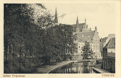 1862 Gezicht op de Oudegracht te Utrecht uit het zuidoosten met rechts de Werf aan de Twijnstraat en op de achtergrond ...